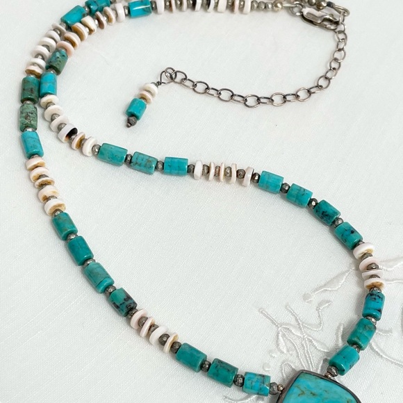 Turquoise and shell Heishi necklace with turquoise pendant - Picture 5 of 9